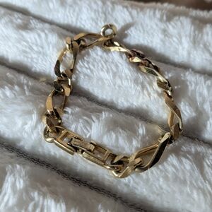 Elegant Gold Chain Bracelet